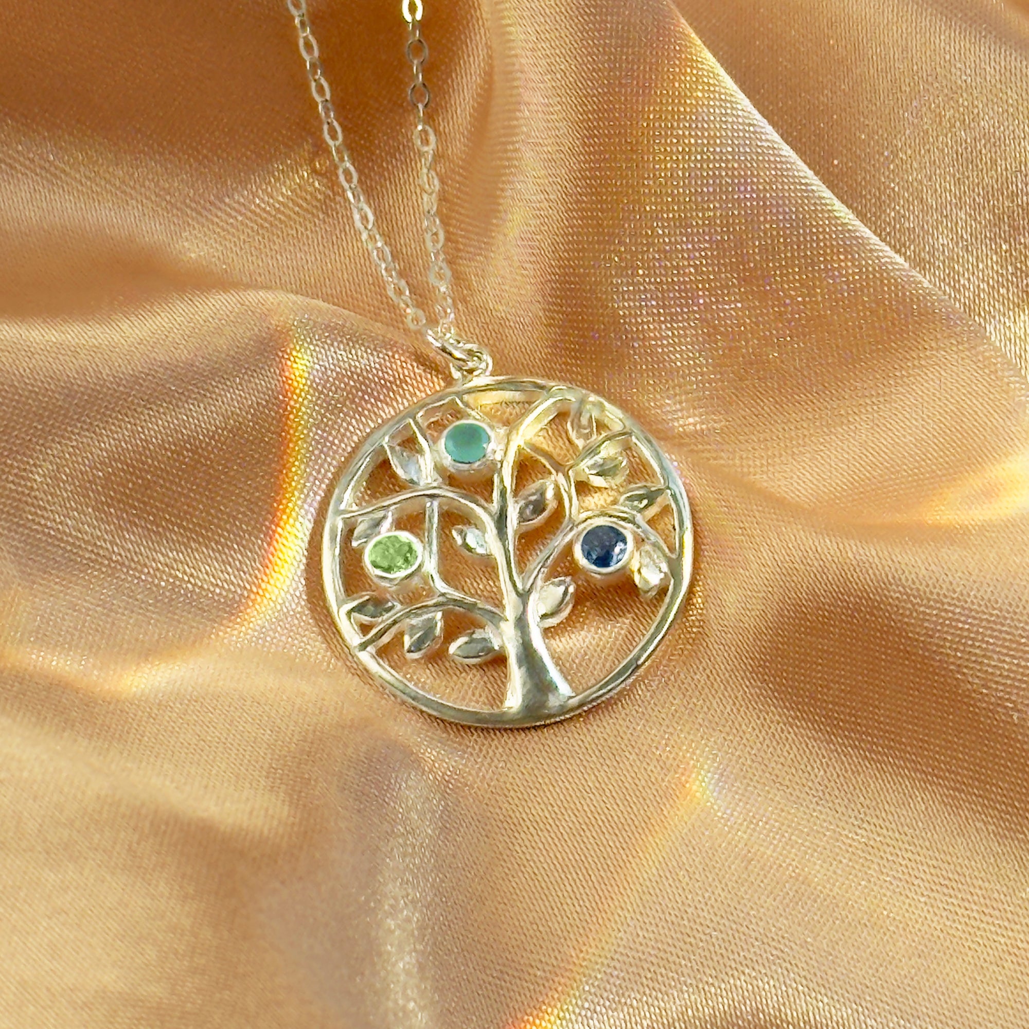 Customizable family tree pendant with 1–3 birthstones, sterling silver, 18k yellow or rose gold. Symbol of love and connection, ideal gift for birthdays, anniversaries, Christmas, or new moms.