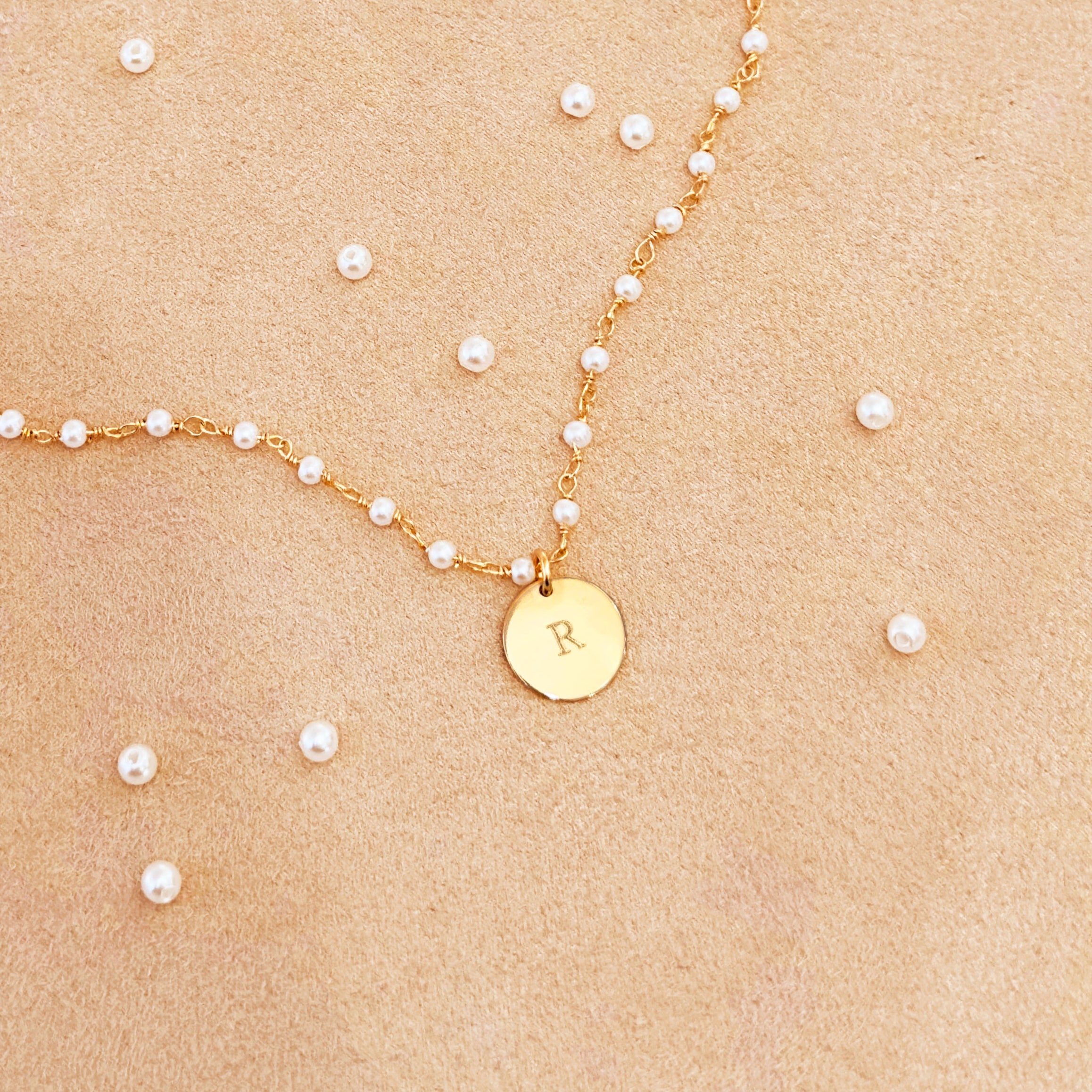 Gold wire wrapped pearl bracelet with disc engraved with the letter R on a beige background. Dangling pearl charm optional. Nature inspired jewelry, gift for mom, nature bracelet, dainty bracelet, charm bracelet