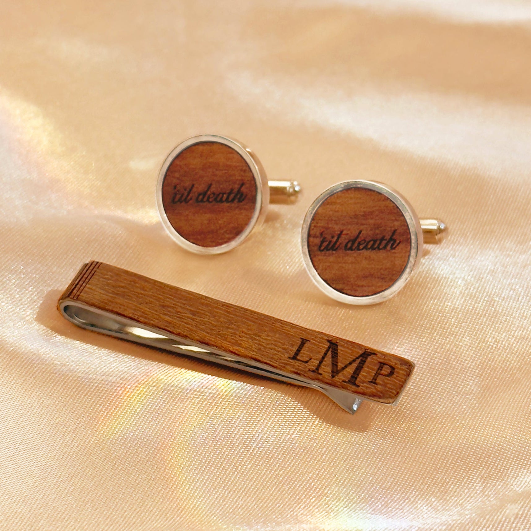 Personalized wood tie clip and cufflink set with custom engraving, featuring round wooden cufflinks etched with “’til death” and a matching wooden tie bar engraved with initials. This unique men’s accessory set is a meaningful gift for grooms, groomsmen, weddings, anniversaries, or Father’s Day. Handmade wooden cufflink and tie clip set combines rustic elegance with modern style, perfect for formal occasions, business attire, or personalized keepsakes for him.