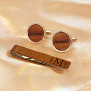 Personalized wood tie clip and cufflink set with custom engraving, featuring round wooden cufflinks etched with “’til death” and a matching wooden tie bar engraved with initials. This unique men’s accessory set is a meaningful gift for grooms, groomsmen, weddings, anniversaries, or Father’s Day. Handmade wooden cufflink and tie clip set combines rustic elegance with modern style, perfect for formal occasions, business attire, or personalized keepsakes for him.