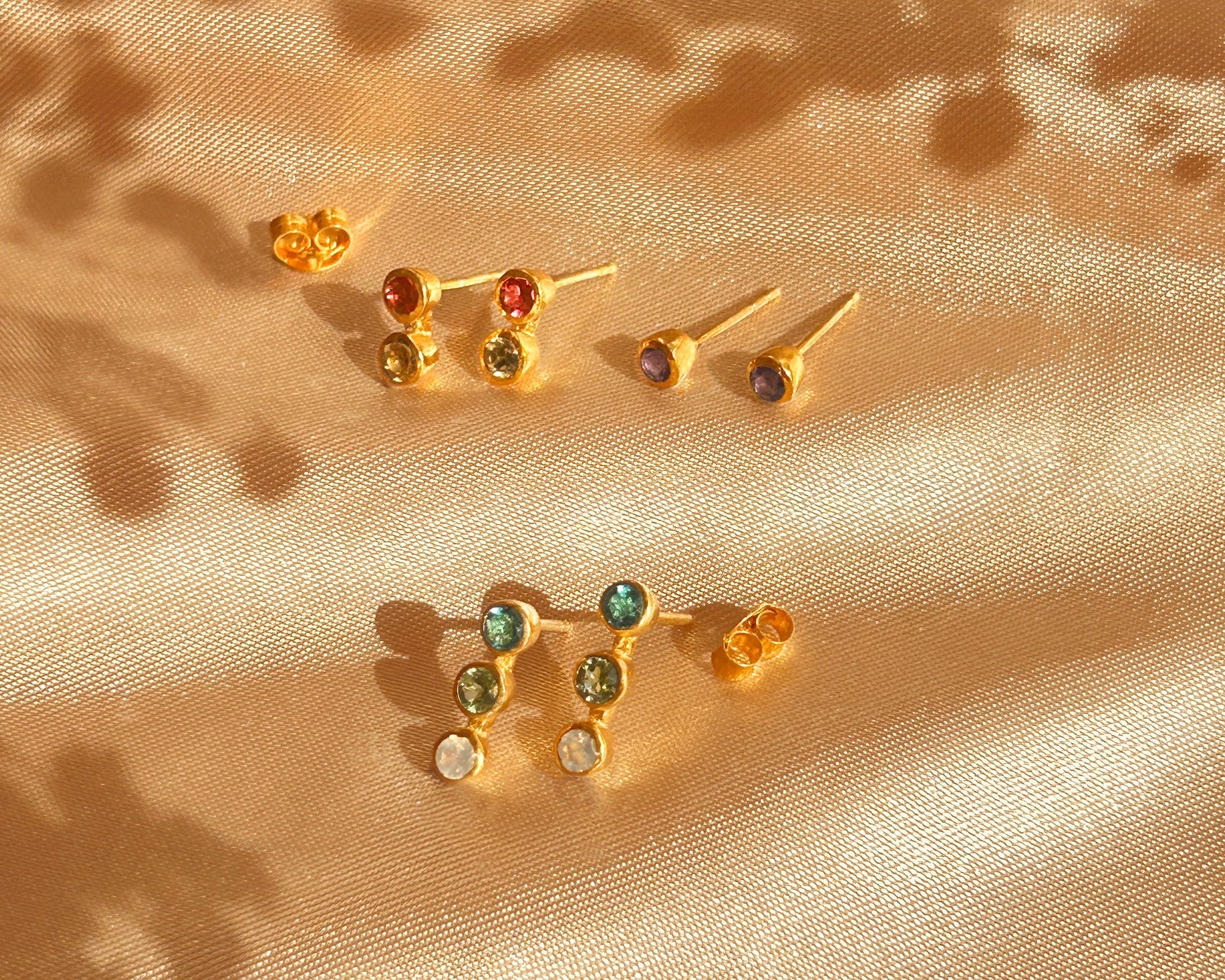 Personalized stud earrings with 1, 2, or 3 birthstones in gold, silver, or rose gold. Custom jewelry gift for mom, grandma, couples, or friends. Perfect birthday, anniversary, or Mother’s Day gift.