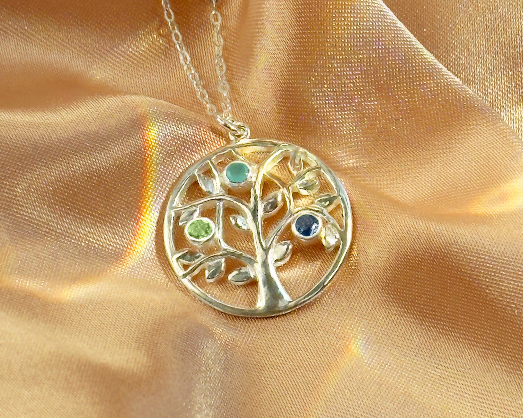 Customizable family tree pendant with 1–3 birthstones, sterling silver, 18k yellow or rose gold. Symbol of love and connection, ideal gift for birthdays, anniversaries, Christmas, or new moms.