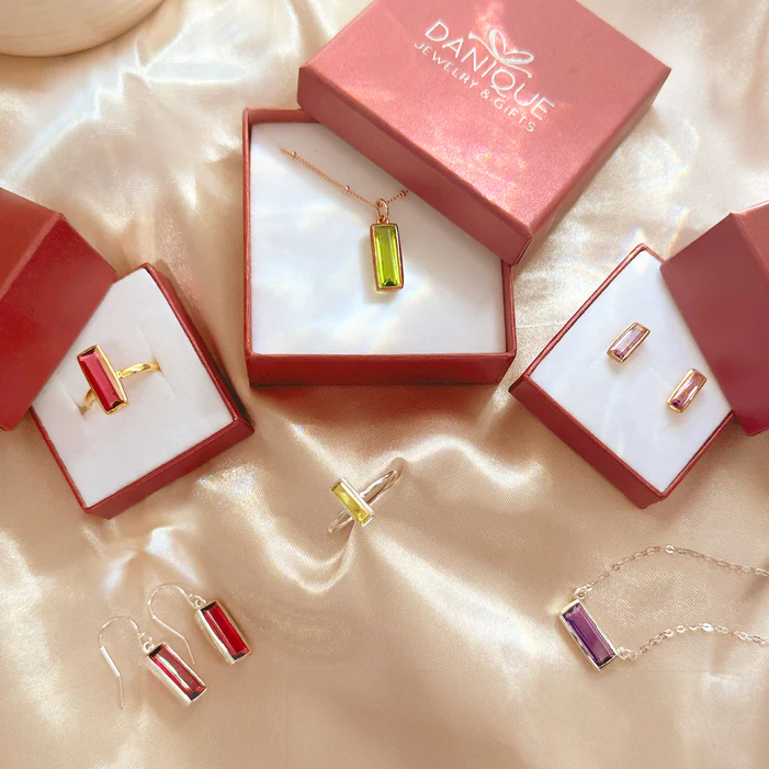 adira-collection-in-boxes-text_fc145d4a-8ea3-4df5-aa17-2a64d0559100.png