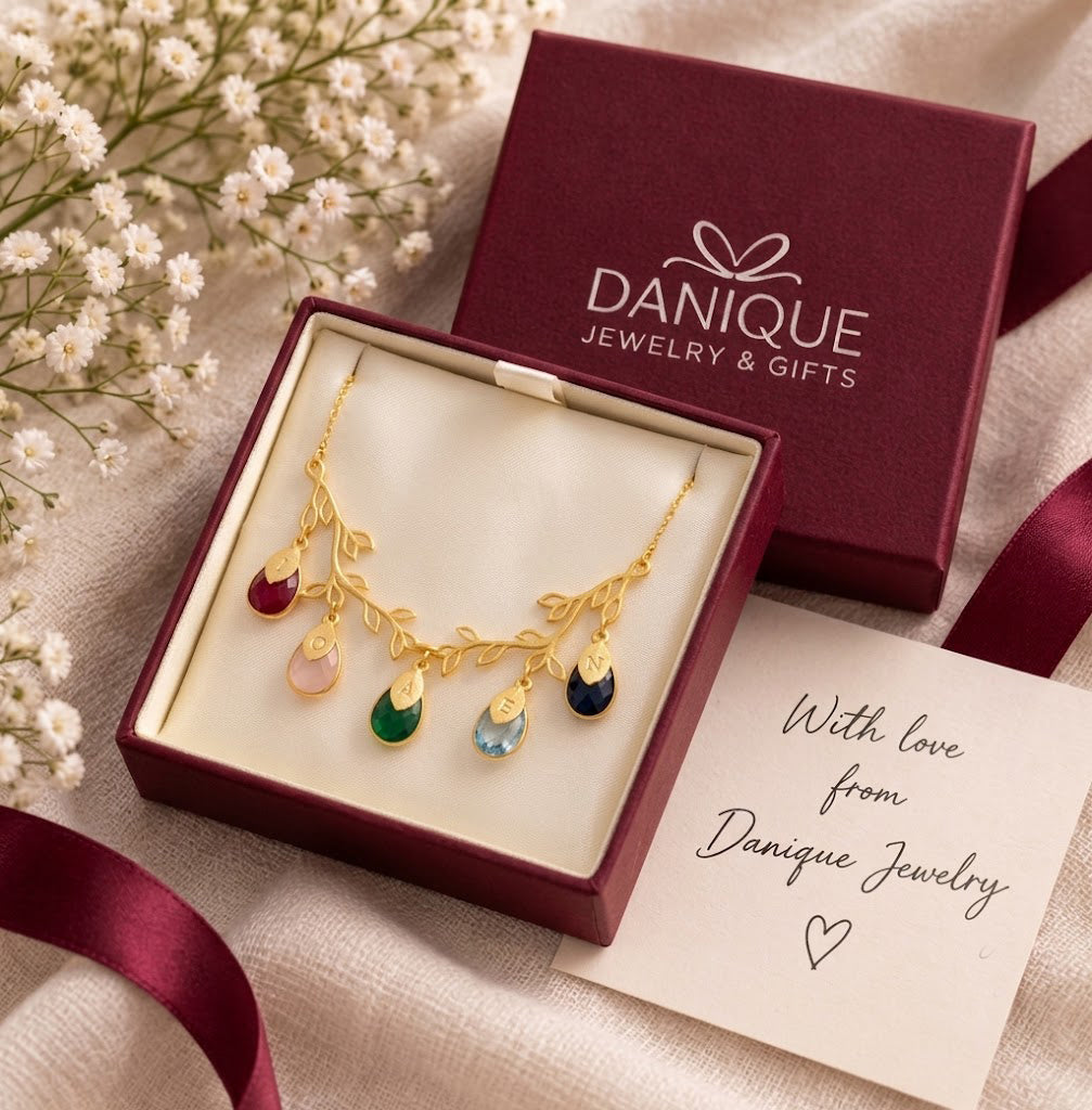 Personalized family tree necklace in Danique Jewelry gift box
