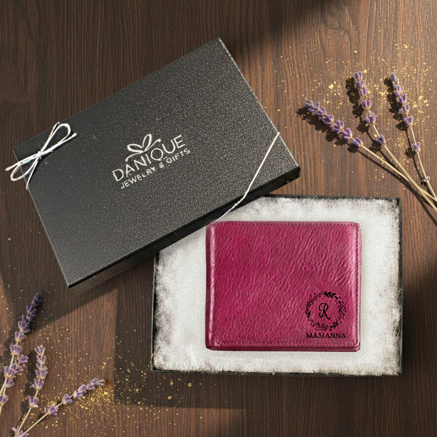 Custom engraved leather wallet in deep berry color displayed inside a Danique Jewelry & Gifts gift box with soft padding, featuring a personalized monogram and wreath design; premium handcrafted wallet ideal for birthdays, anniversaries, Father’s Day and meaningful personalized gifting.