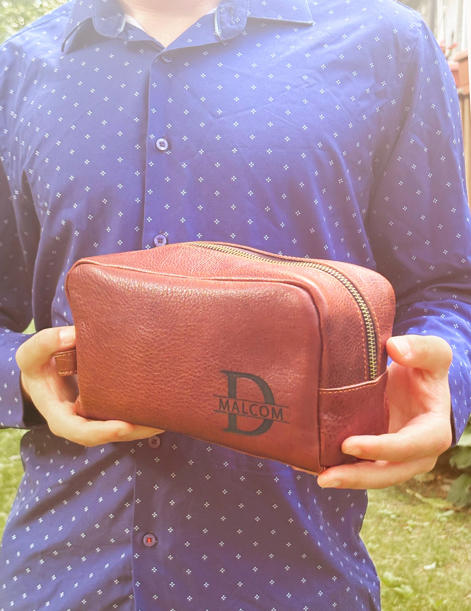 Custom men’s travel toiletry bag in brown leather with engraved monogram personalization. Stylish groomsmen gift, Father’s Day gift, anniversary gift for husband, or birthday gift for boyfriend. Functional dopp kit for travel, business trips, or daily grooming essentials. Engraved with initials or custom name, available in durable leather. Thoughtful personalized men’s gift for weddings, corporate events, or special occasions.