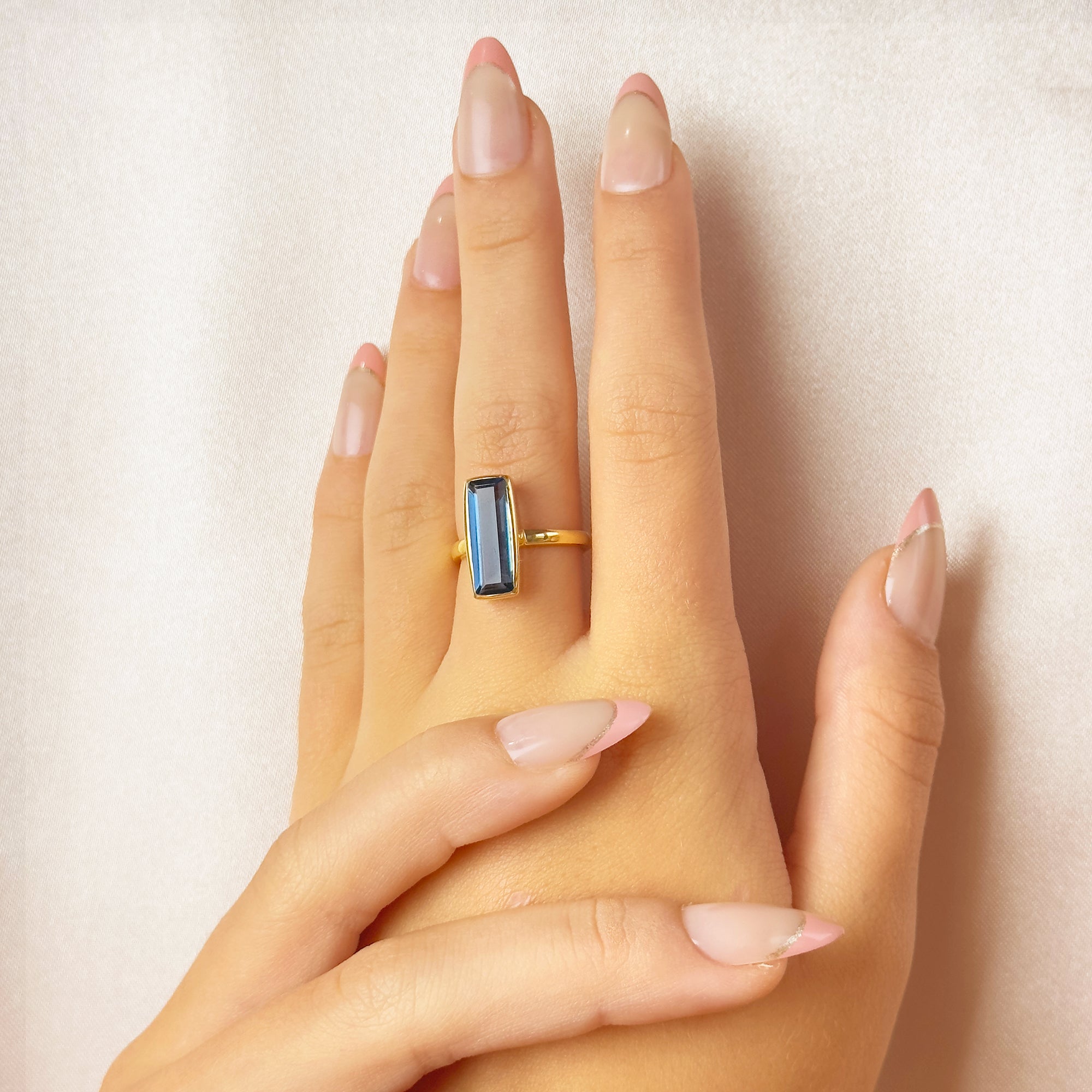 kyanite-sapphire-baguette-adira-ring-model.jpg
