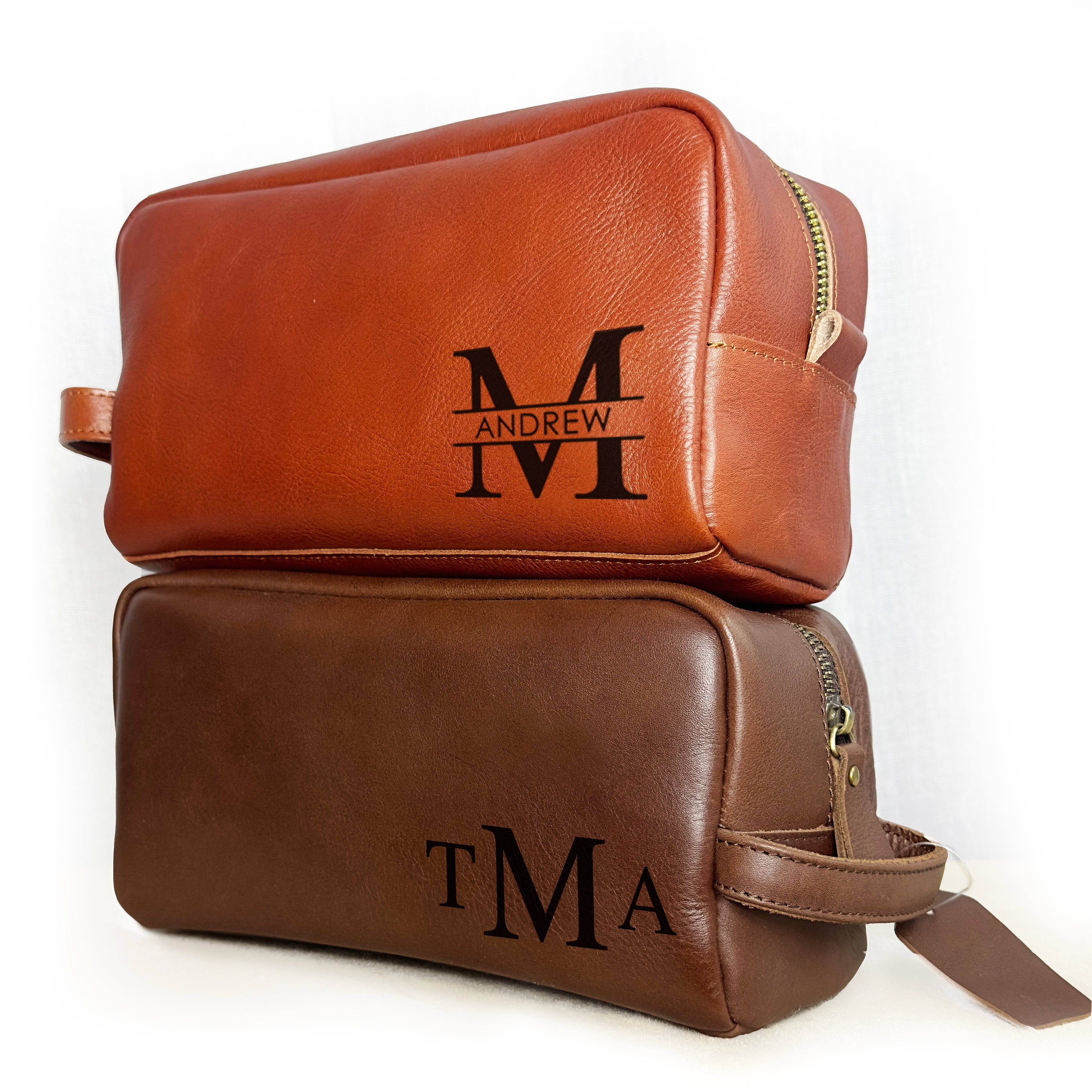 Stacked dopp kits – Personalized men’s leather toiletry bags in cinnamon and espresso brown, engraved with monograms and initials, ideal as custom engraved dopp kits for groomsmen, anniversary gifts, or Father’s Day presents. Classic handmade leather design with durable zipper and travel-friendly handle.