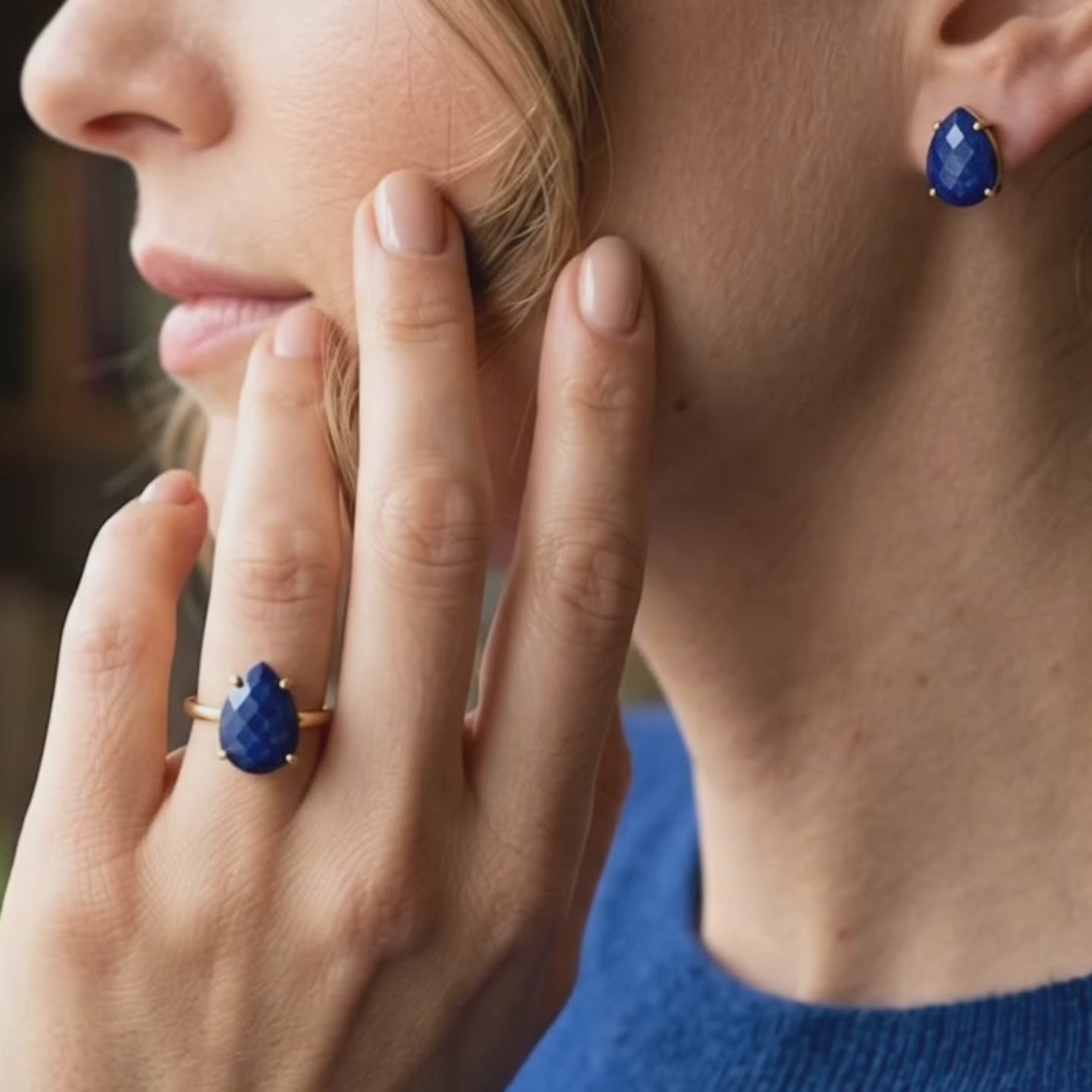 A video showcasing a Natural lapis lazuli teardrop ring in gold prong setting with faceted deep blue gemstone