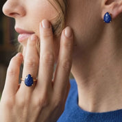 A video showcasing a Natural lapis lazuli teardrop ring in gold prong setting with faceted deep blue gemstone