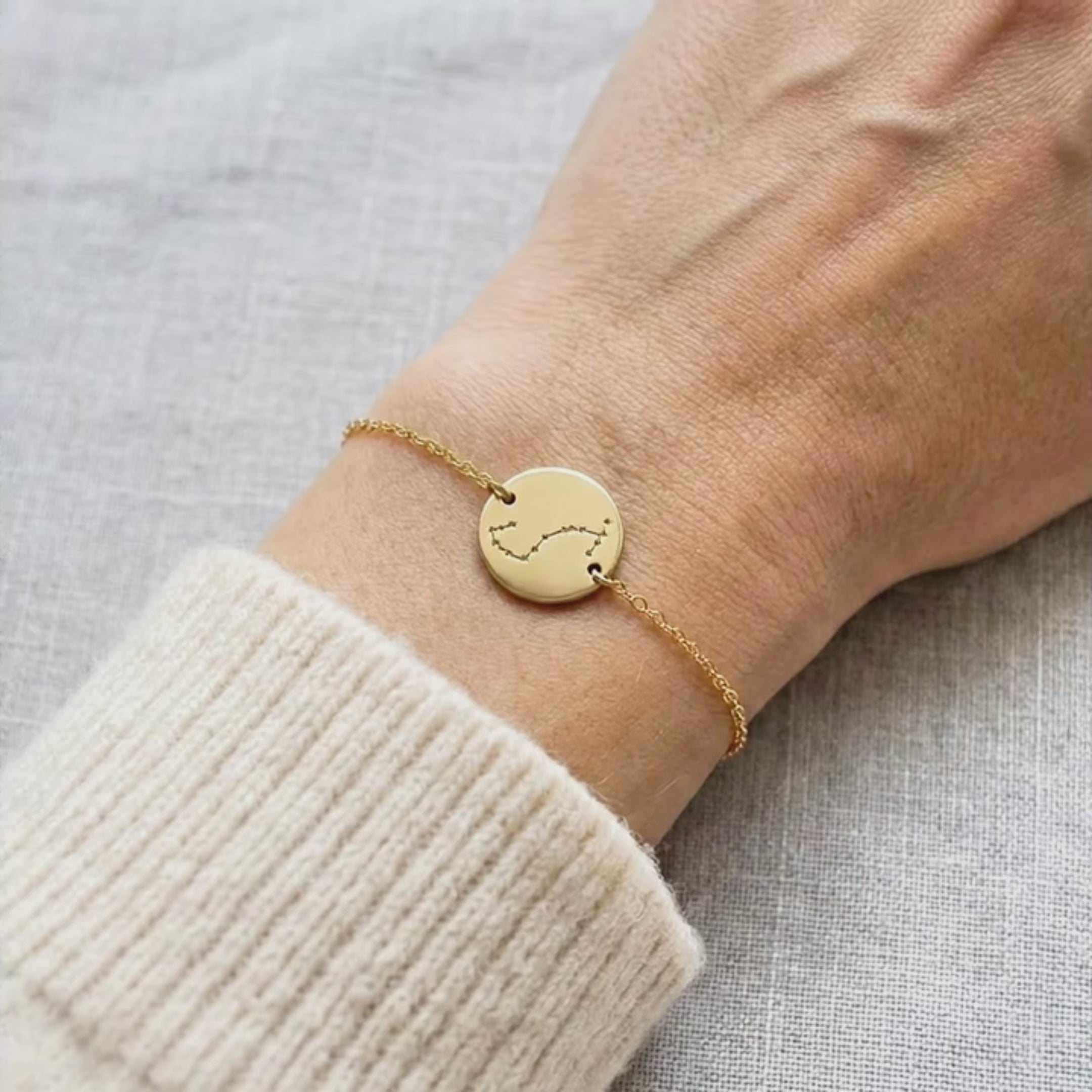 video showing personalized constellation bracelet with zodiac stars