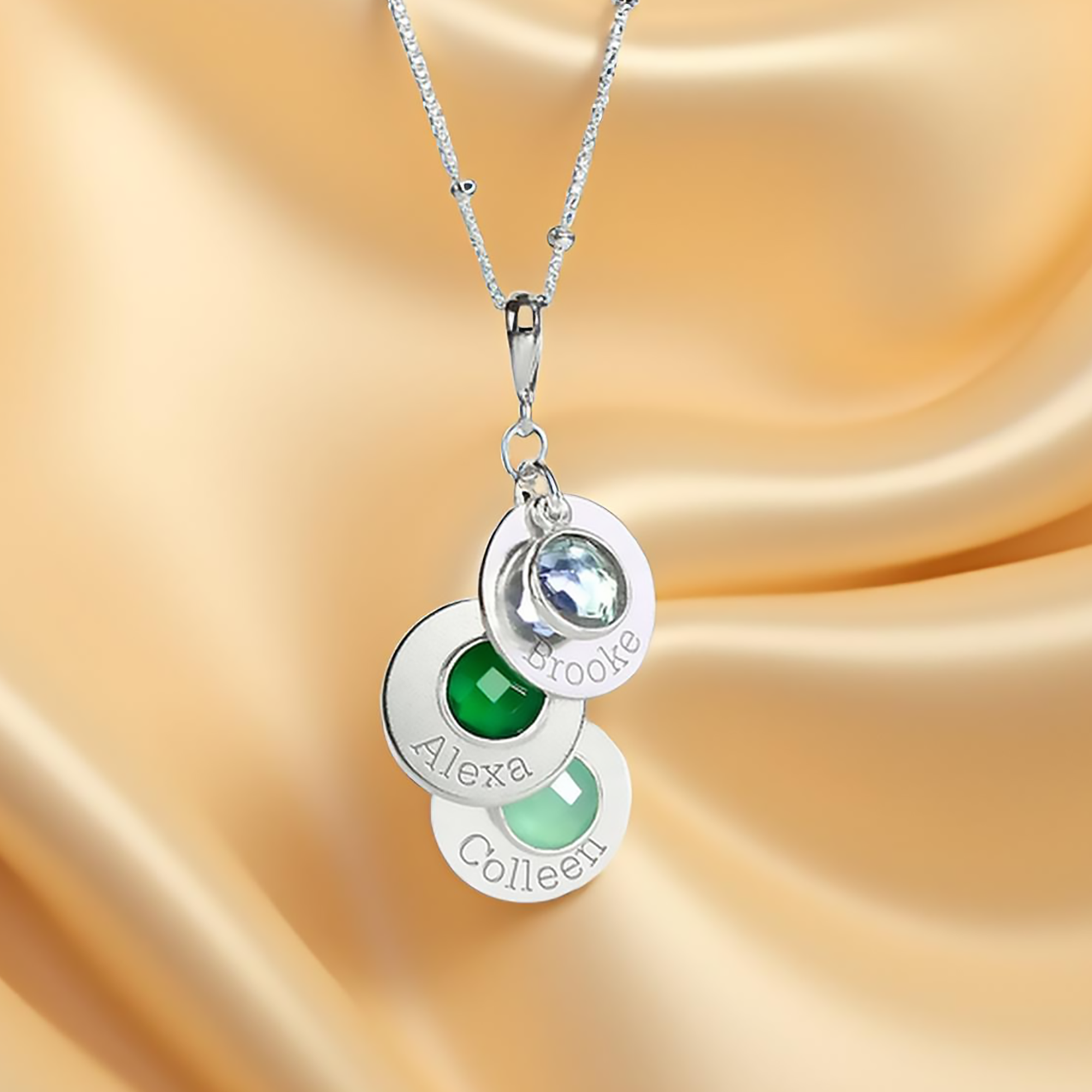 Sterling silver personalized mom necklace engraved with a child or grandchild name and emerald birthstone charm. Ideal for new grandmother gifts, mother-in-law keepsakes, or grandma jewelry celebrating family milestones with elegance.