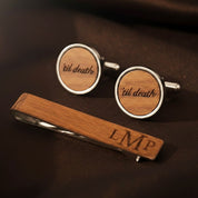 Personalized wood tie clip and cufflink set with custom engraving, featuring round wooden cufflinks etched with “’til death” and a matching wooden tie bar engraved with initials. This unique men’s accessory set is a meaningful gift for grooms, groomsmen, weddings, anniversaries, or Father’s Day. Handmade wooden cufflink and tie clip set combines rustic elegance with modern style, perfect for formal occasions, business attire, or personalized keepsakes for him.