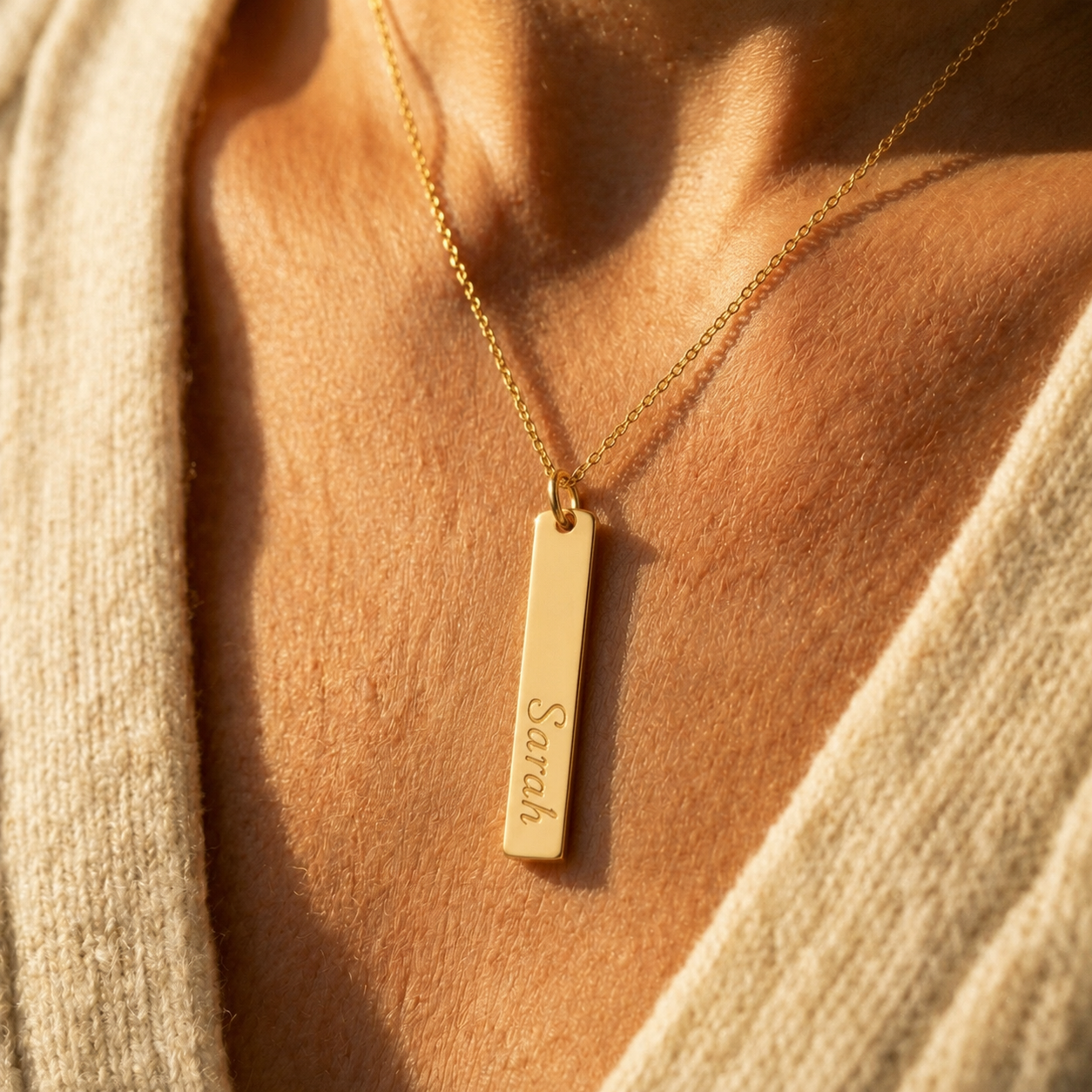 vertical-bar-engraved-necklace-model8.png
