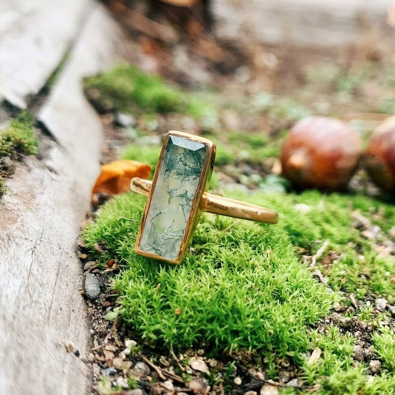 Green Moss Agate ring, natural gemstone jewelry, moss agate bar design, unique agate ring, minimalist moss agate, bezel-set gemstone, Adira Series, fashionable green agate ring, eye-catching jewelry, elegant moss agate accessory