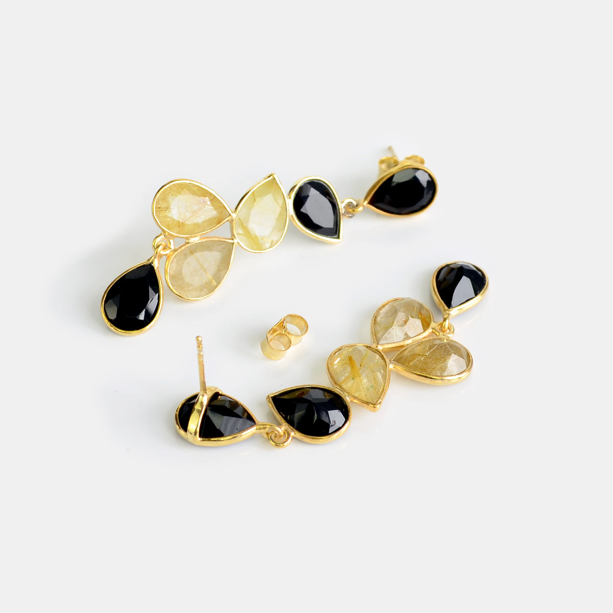 A PAIR OF DANGLY BLACK ONYX SILVER PLATED CLIP ON EARRINGS. | UK A PAIR OF DANGLY BLACK ONYX SILVER PLATED CLIP ON EARRINGS. | UK