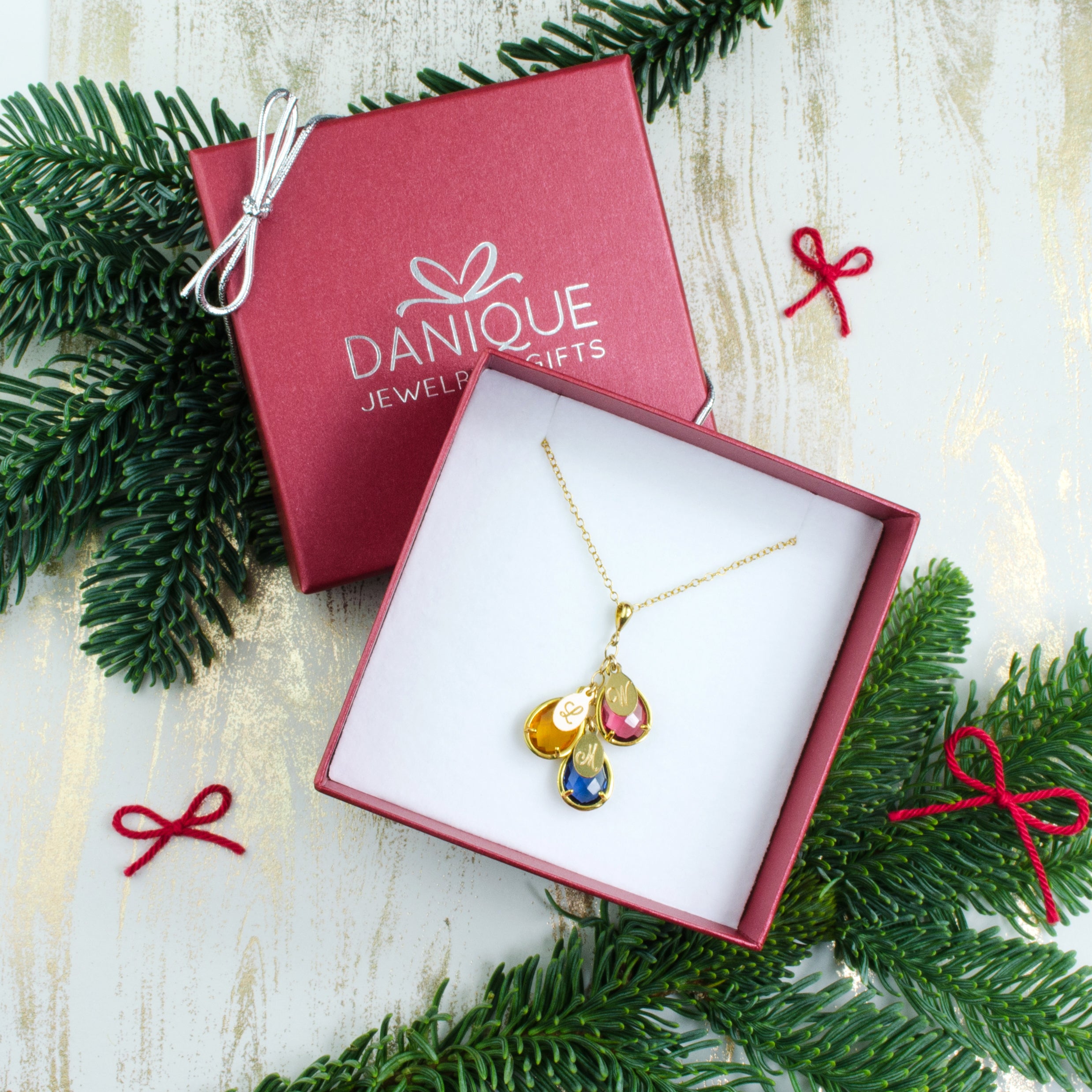 https://www.daniquejewelry.com/cdn/shop/products/christmas_mom_cascade_necklace_with_names-0431_7f720b2f-f088-4576-83d1-c981f42780e5.jpg?v=1616180438