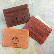 Personalized brown leather card holders featuring monogram and handwriting engraving options. These custom engraved wallets offer a slim design with multiple card slots, crafted from durable full-grain leather. A perfect gift for men, including husbands, dads, or groomsmen, this engraved wallet makes a timeless keepsake for Christmas, birthdays, or wedding party gifts. Available in espresso, honey, cinnamon, and other classic leather colors.
