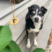 Close-up of a round pendant engraved from a real dog photo, suspended on a bright cable chain. Personalized pet memorial gifts and dog remembrance gifts with deep engraving capture your pet’s features; ideal sympathy gift after pet loss, birthday present for pet lovers, or Mother’s Day memorial necklace; custom pet memorial jewelry in sterling silver or gold-filled with optional back text and gift-ready packaging.