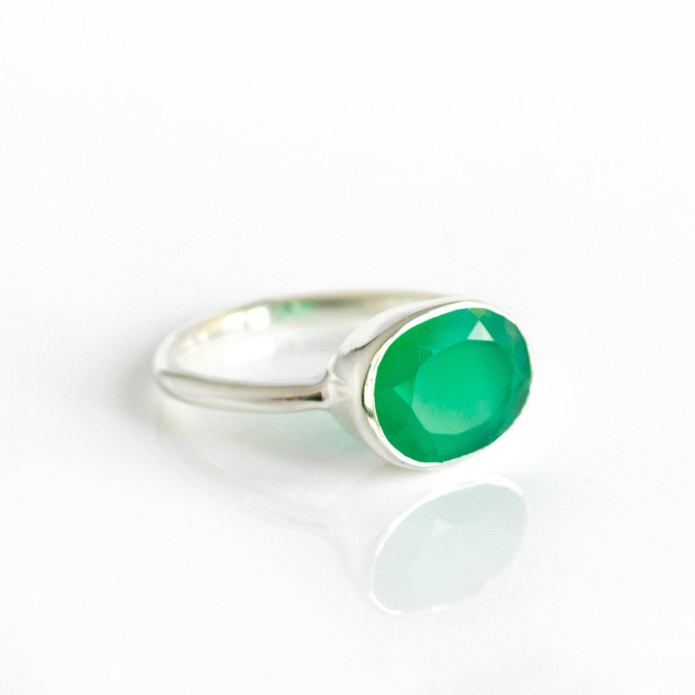 Green Onyx ring, May birthstone jewelry, Custom green gemstone ring, Personalized chalcedony ring, Green aventurine alternative, Heart chakra stone, Earth gemstone ring, Healing green jewelry, Faceted birthstone ring, Elegant green ring