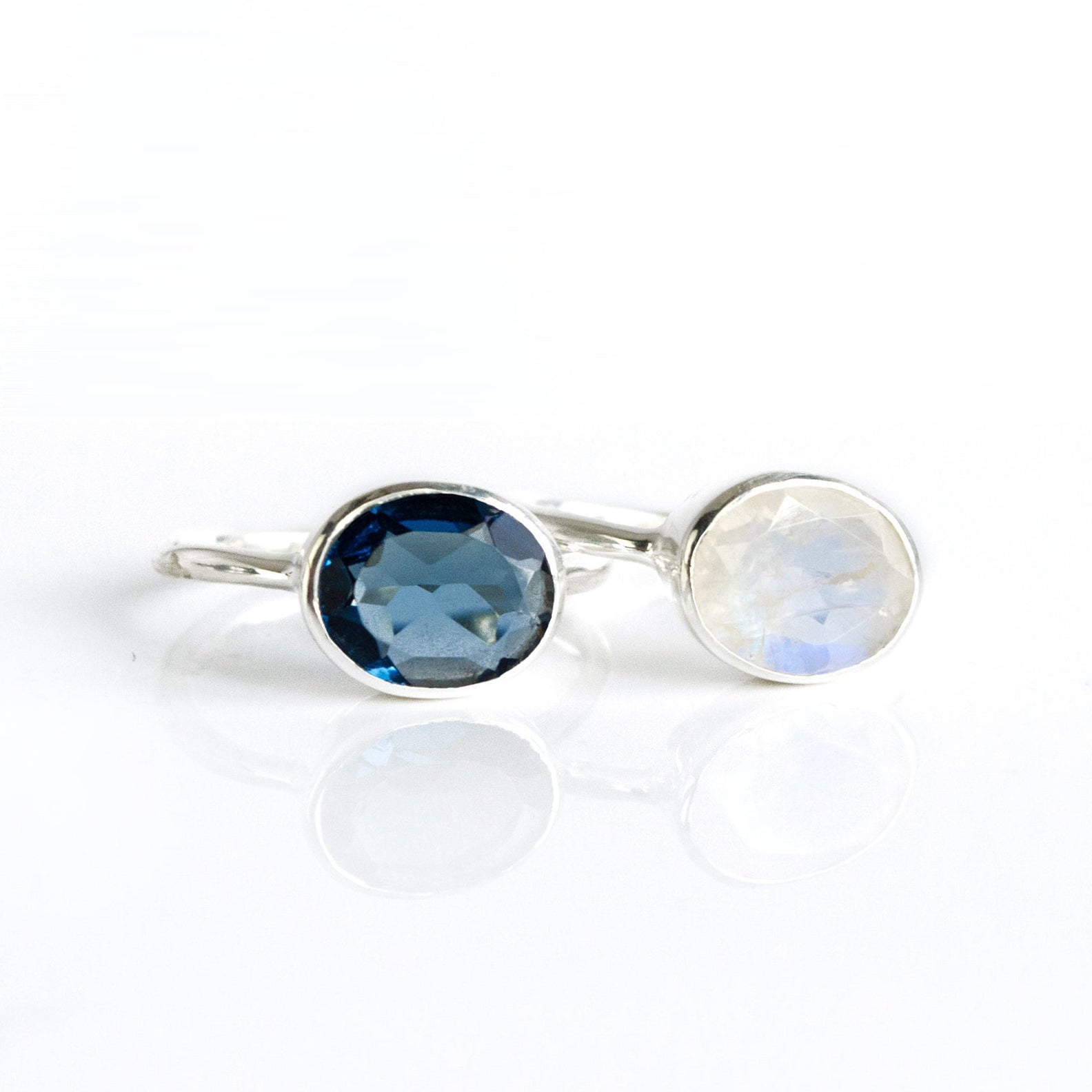 Set of Two Oval Rings : Kyanite and Moonstone