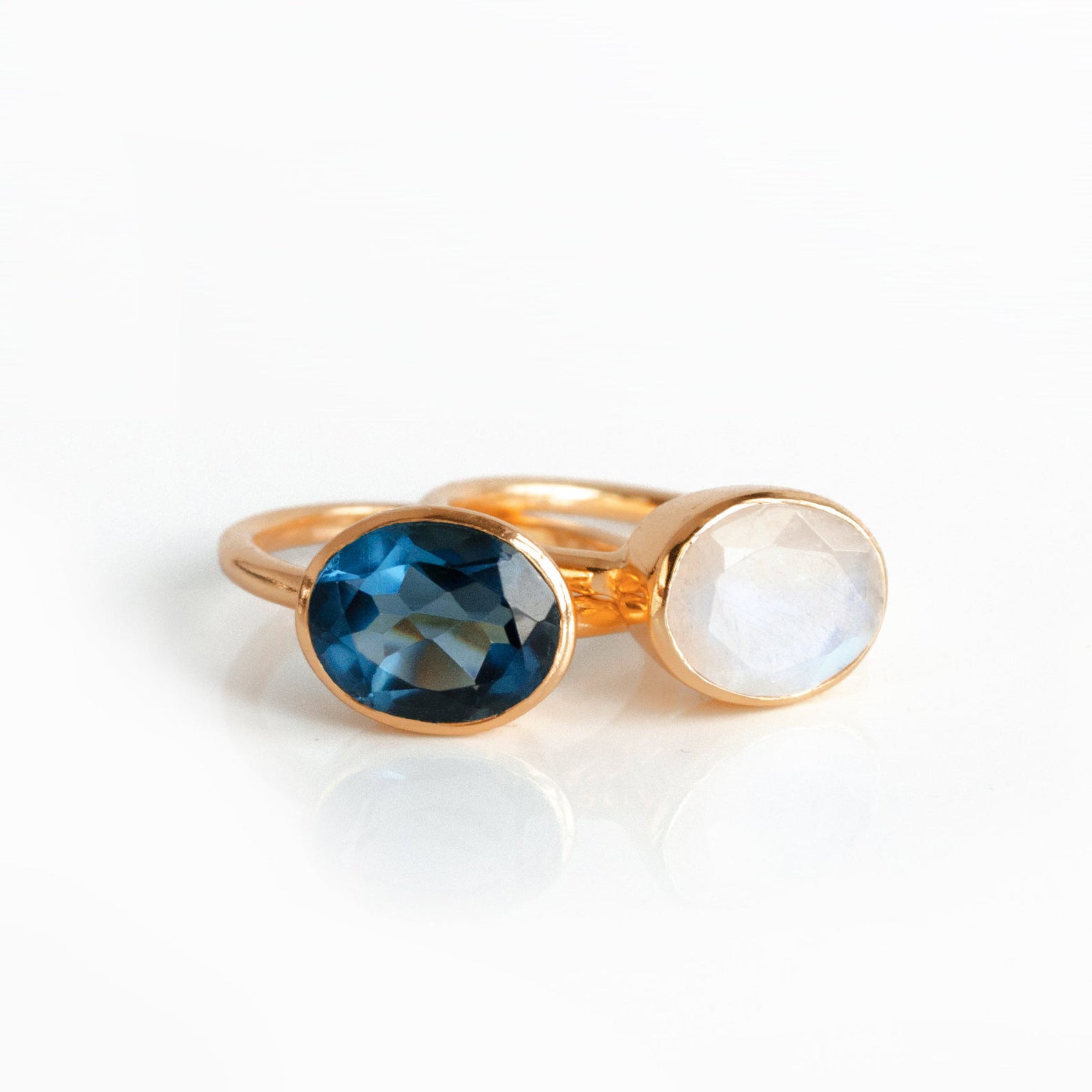 Set of Two Oval Rings : Kyanite and Moonstone